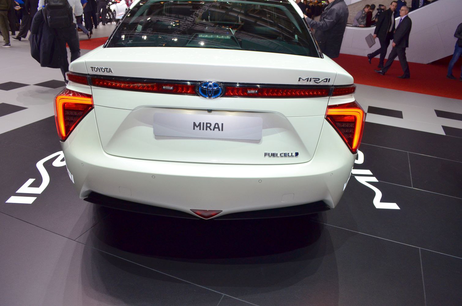 Rear view with angular tail lights and fuel cell badge
