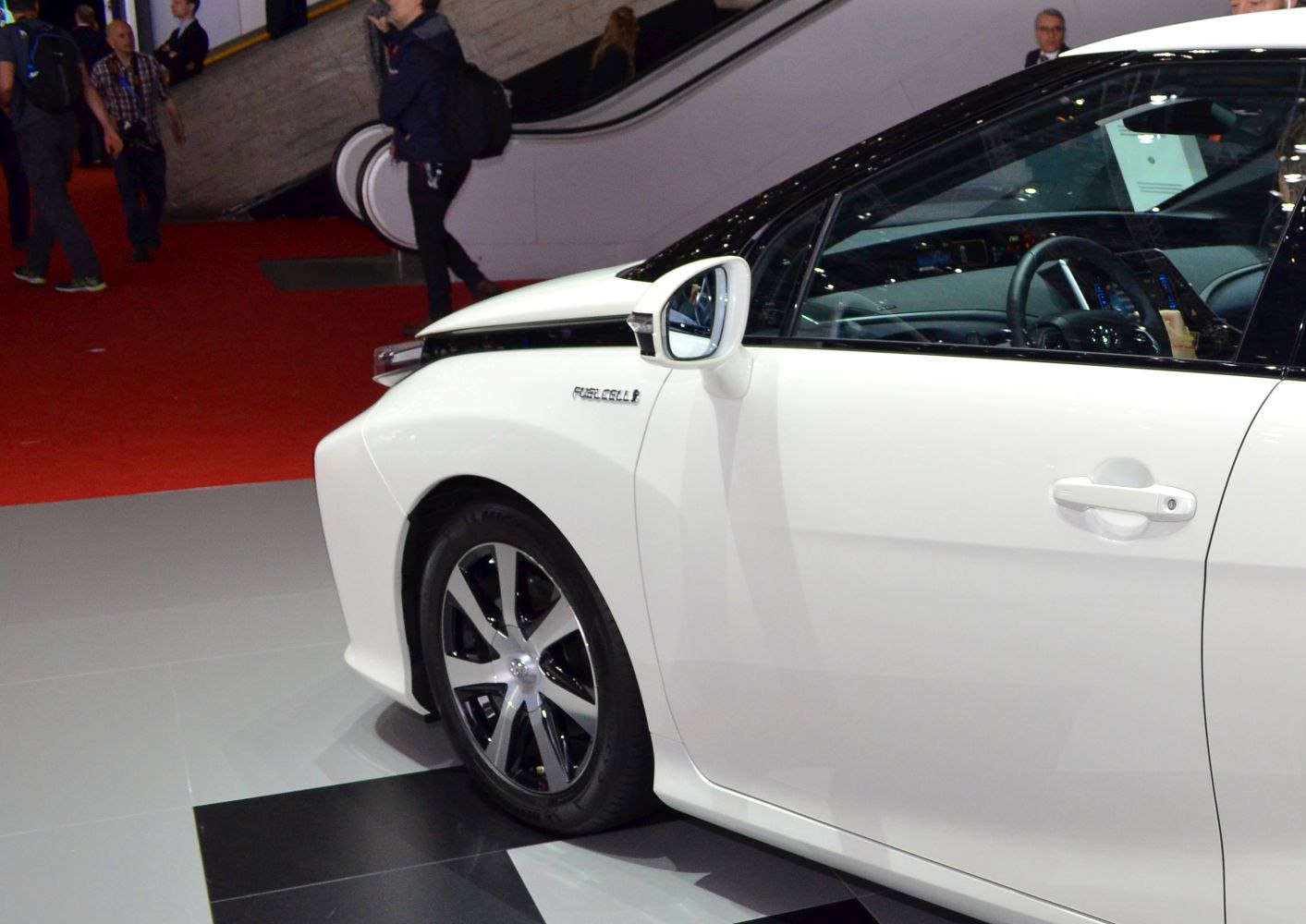 Front side with fuel cell badge and alloy wheel