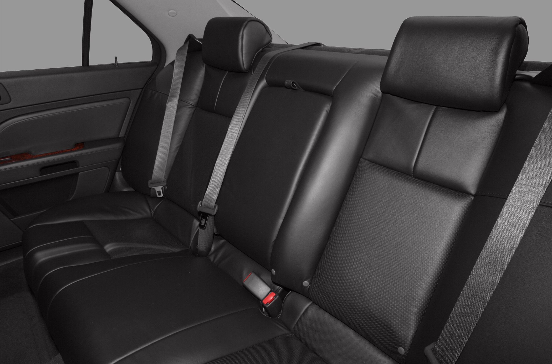 Rear black leather seats with seat belts