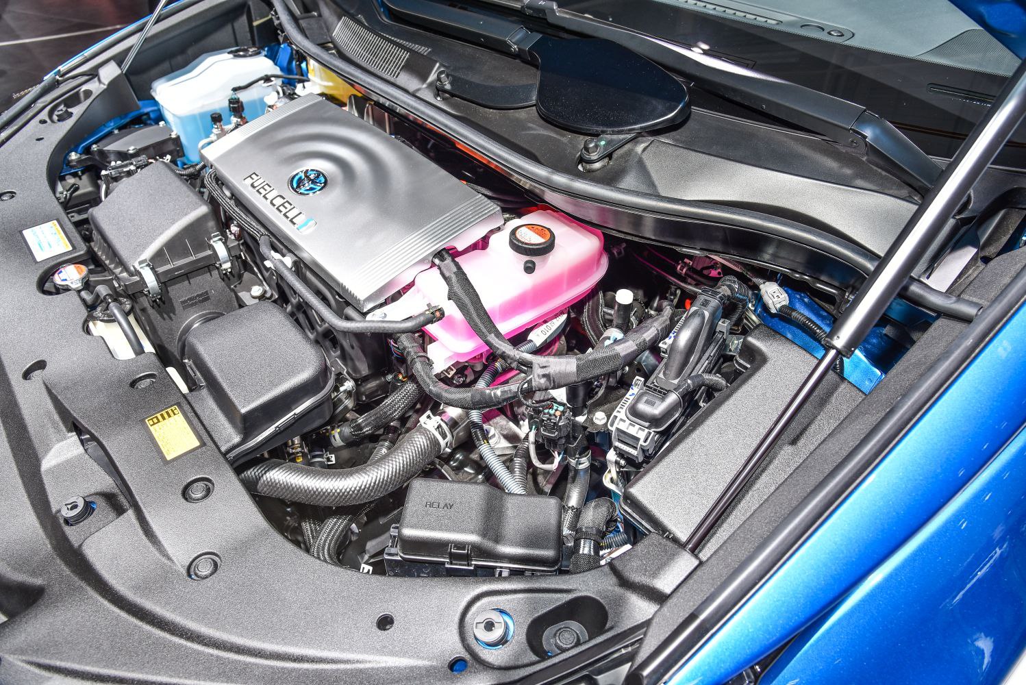 Fuel cell engine bay with interconnected components and fluid reservoirs.