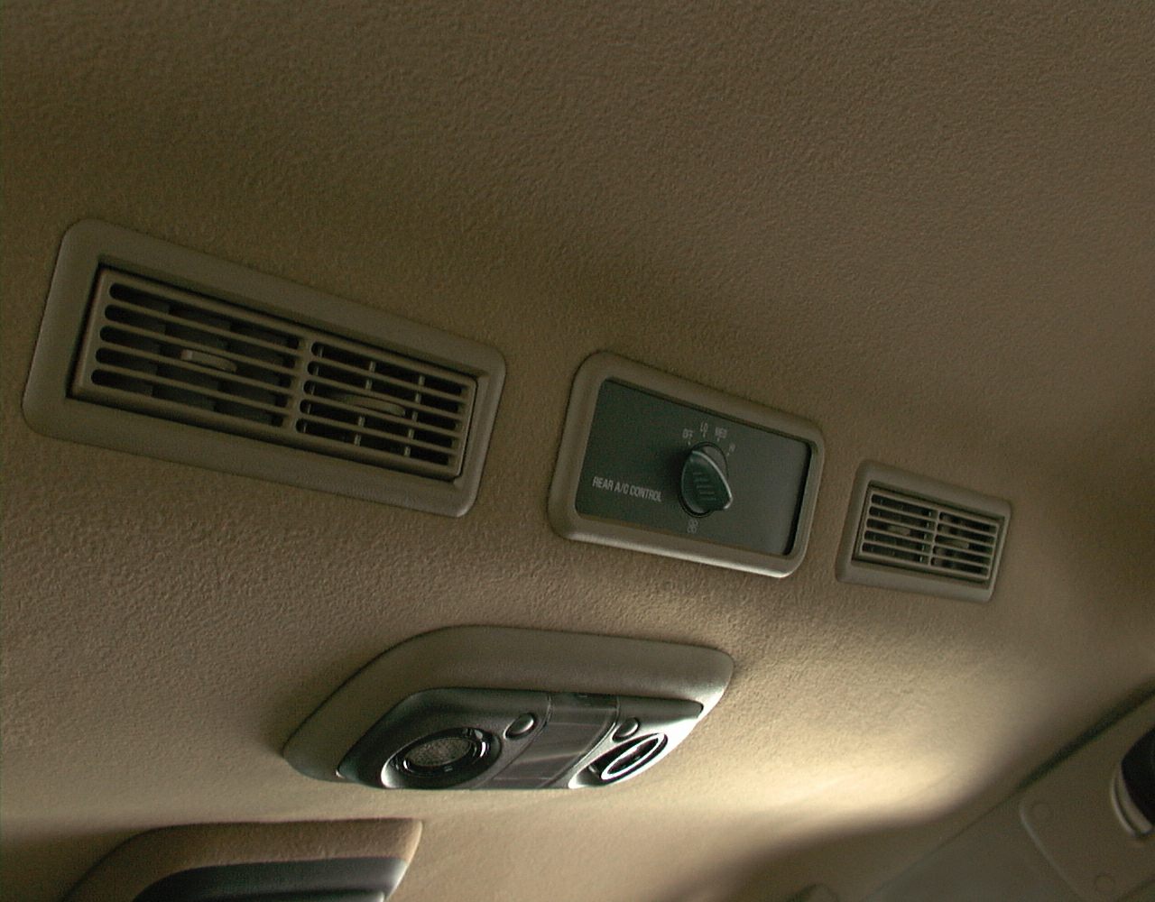 Rear A/C control dial with two ventilation air vents and ceiling light panel