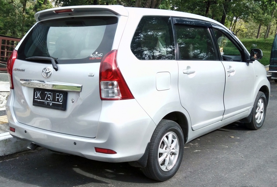 Rear and side of compact MPV with roof spoiler and modern tail lights