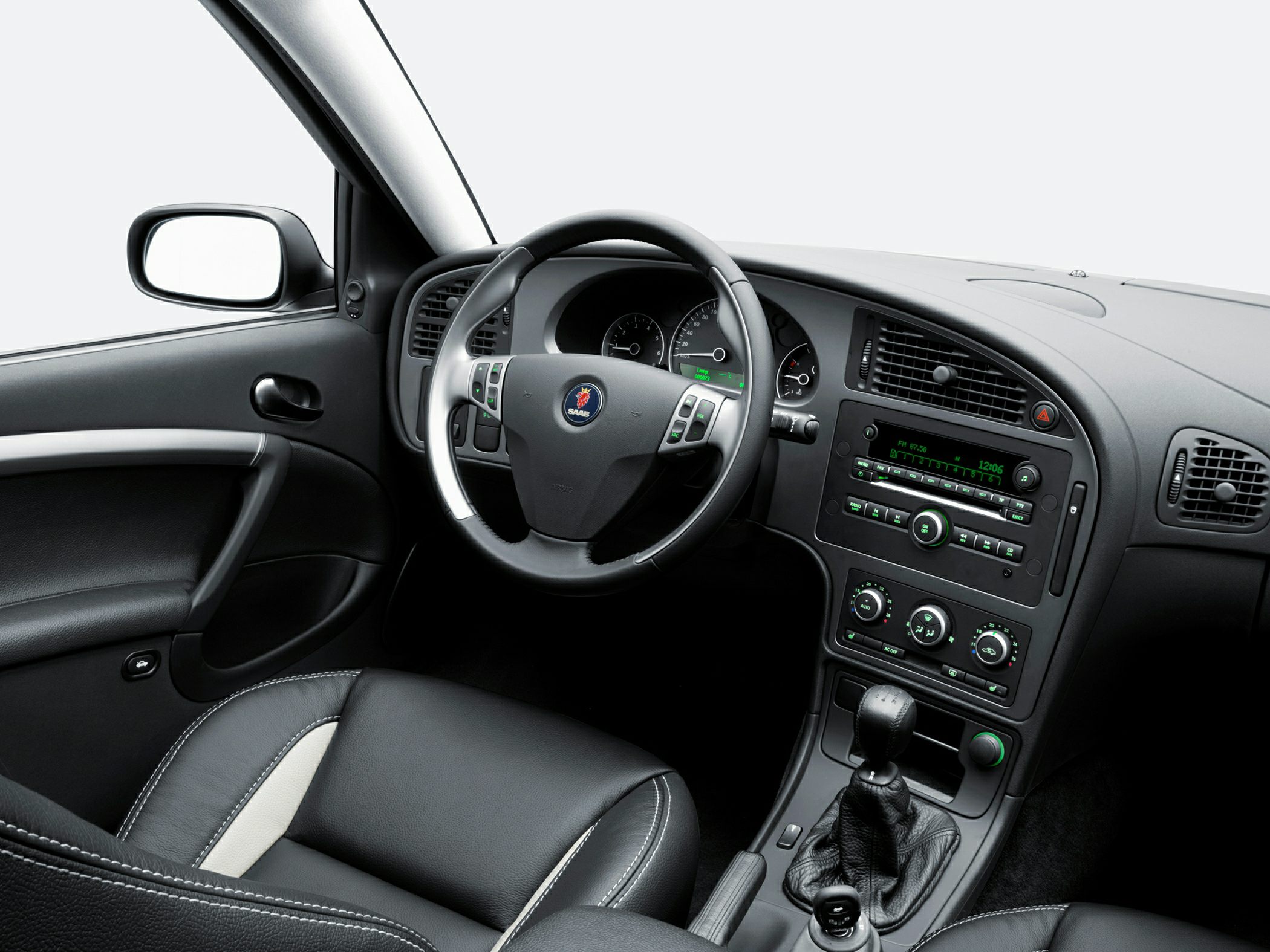 Dashboard, steering wheel, center console with manual gear shift