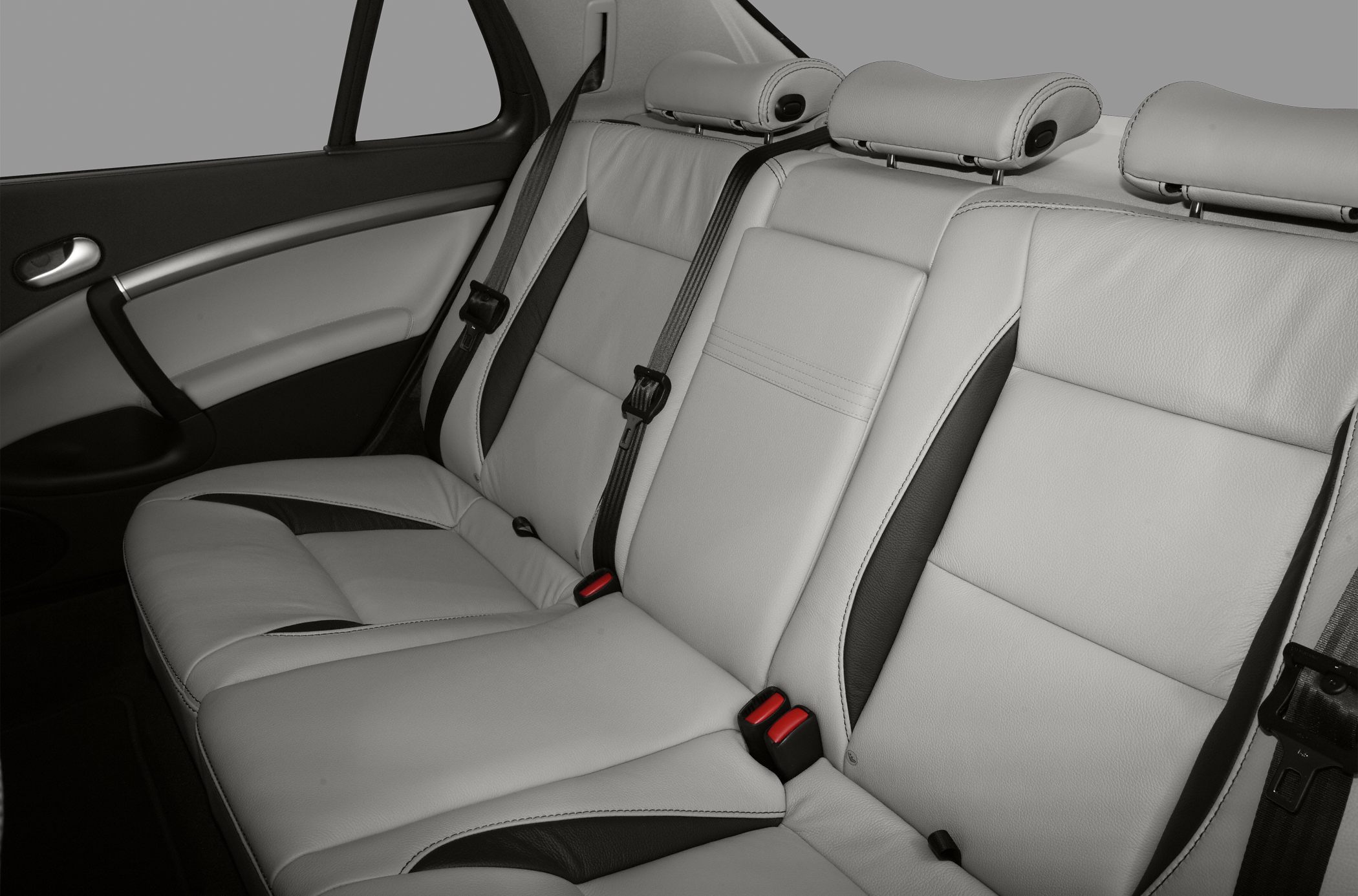 Leather rear seats with headrests and seat belts