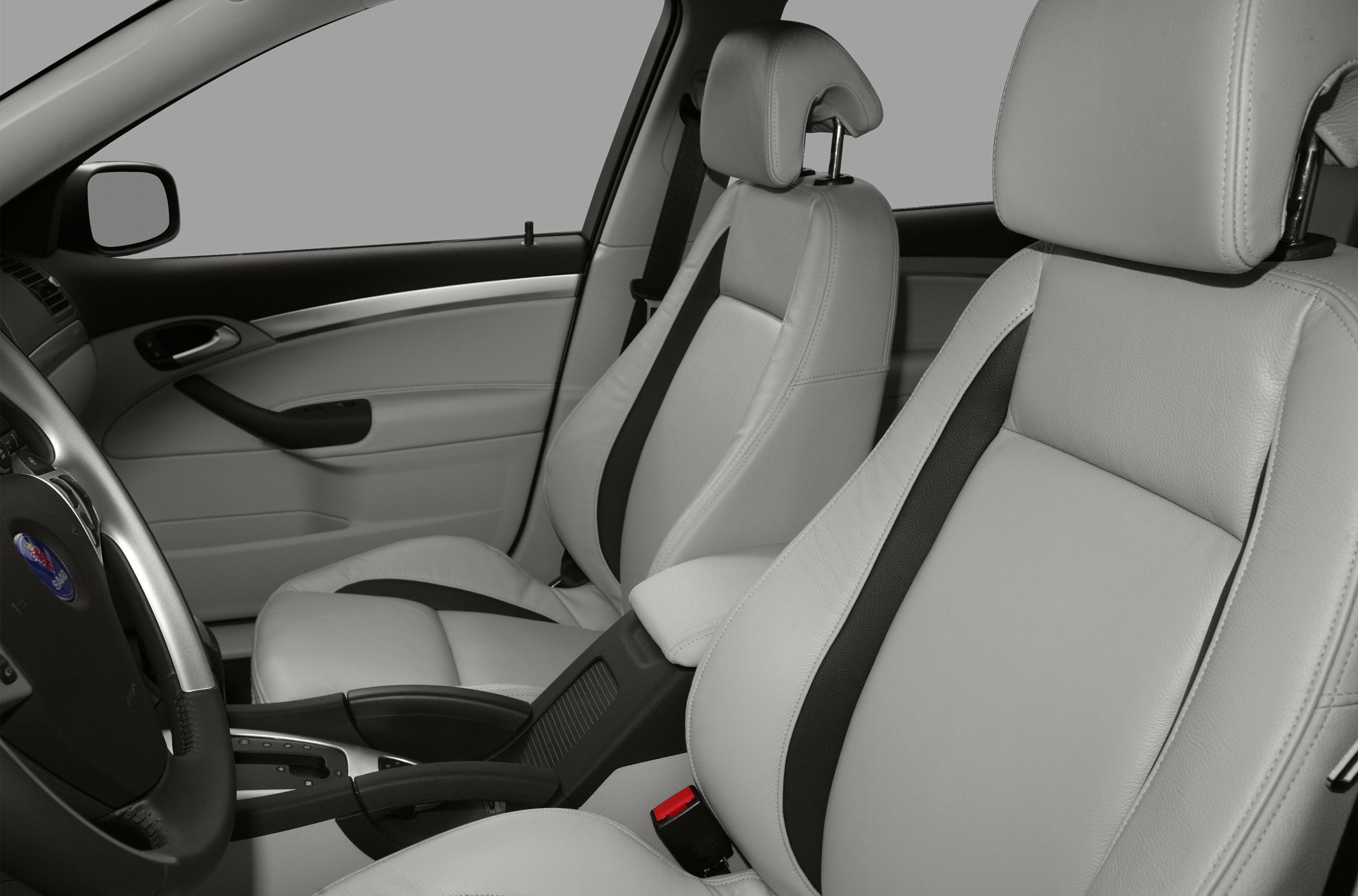 Leather front seats with ergonomic design and black inserts