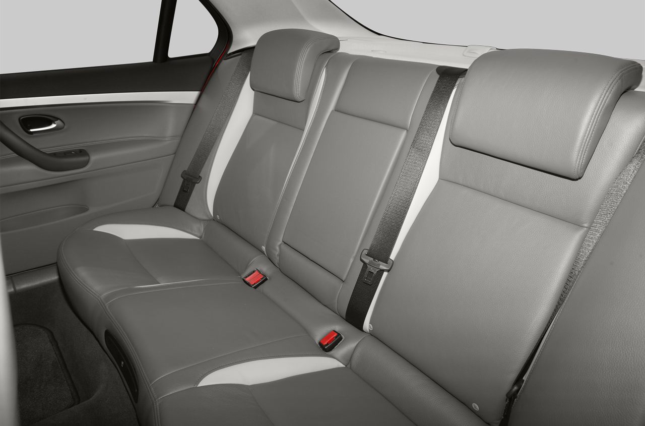 Leather rear seats with headrests and seat belts