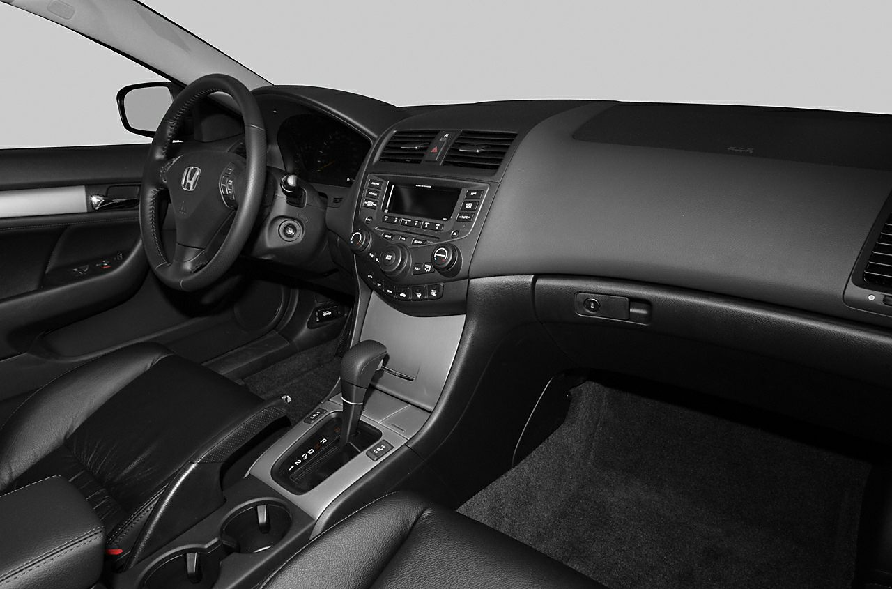 Dashboard, steering wheel, center console with automatic gear shift