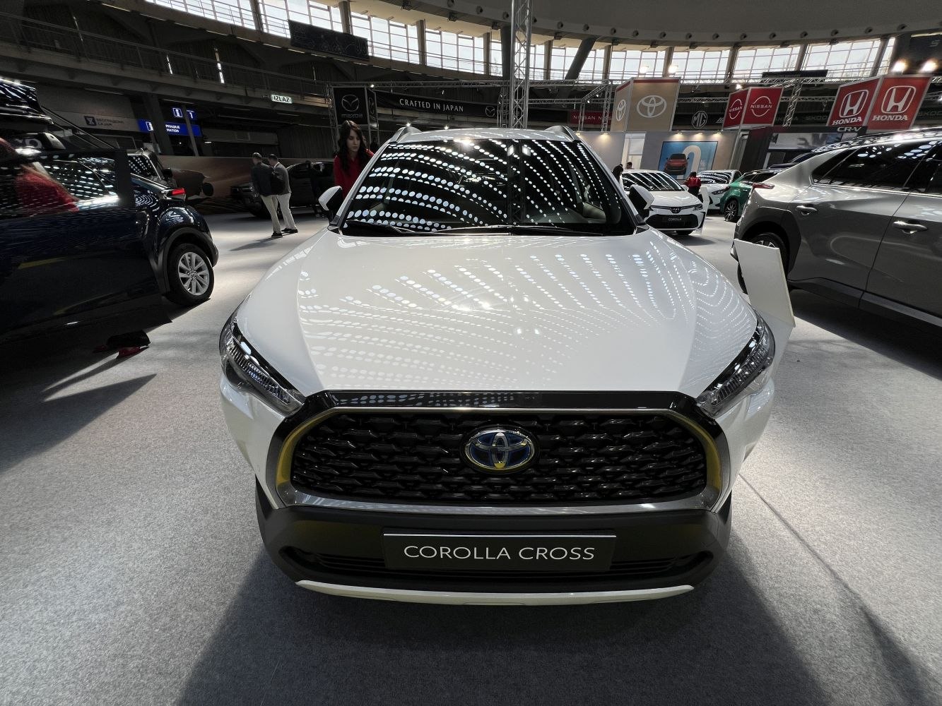 Front grille and headlight design of a modern SUV