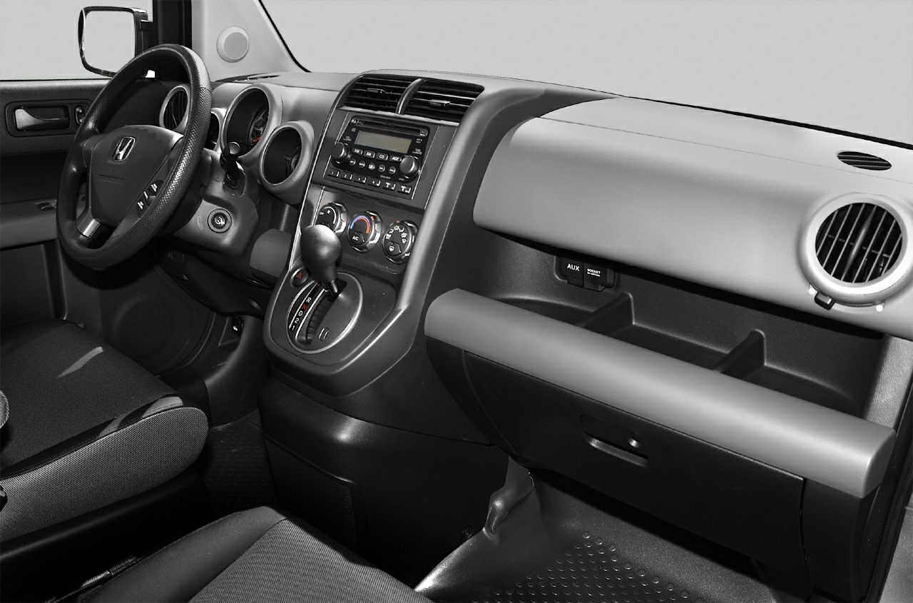Steering wheel, dashboard, center console with gear shift and controls