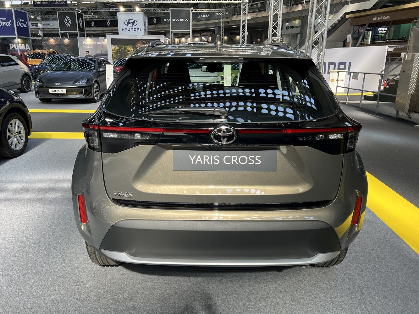 Rear view with LED taillight bar and rear window wiper