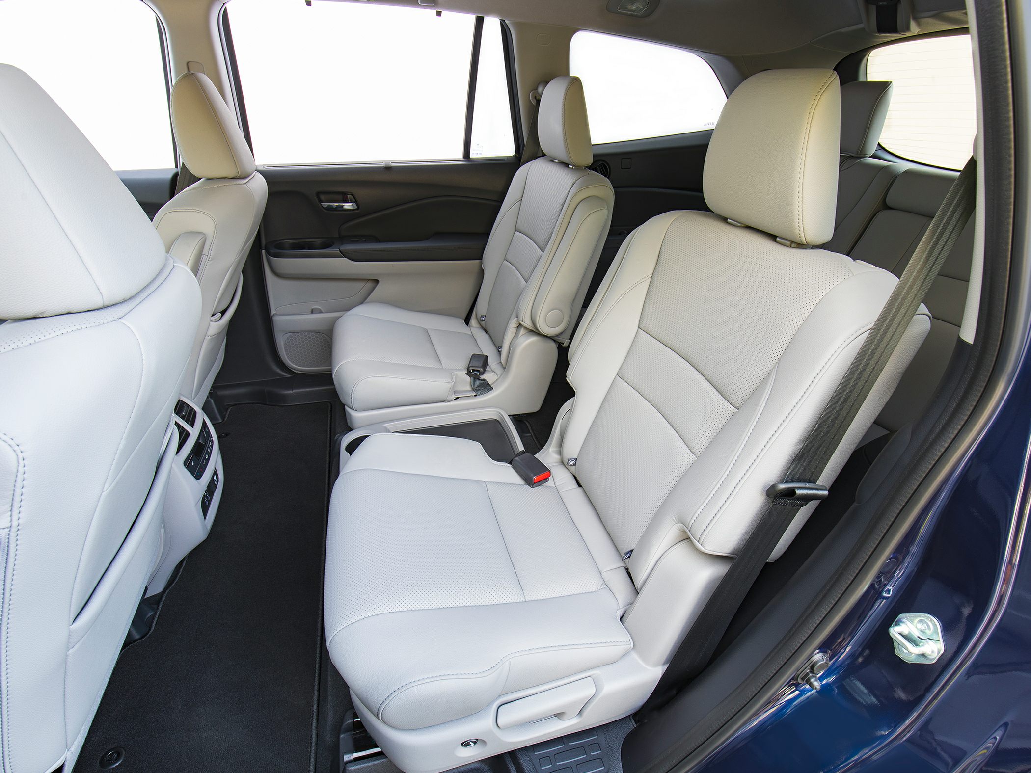 Rear leather seats with seat belts and spacious cabin