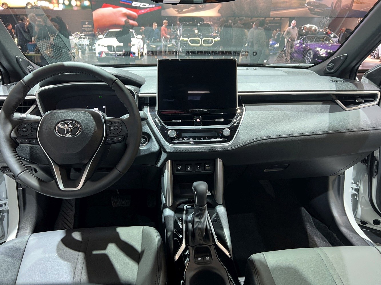 Digital dashboard and touchscreen infotainment with multifunction steering wheel