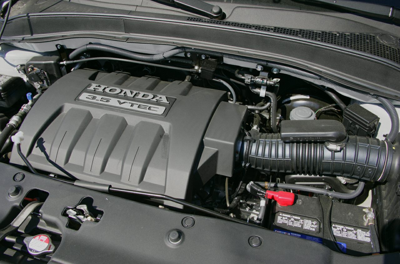 3.5 VTEC engine cover and battery in engine bay