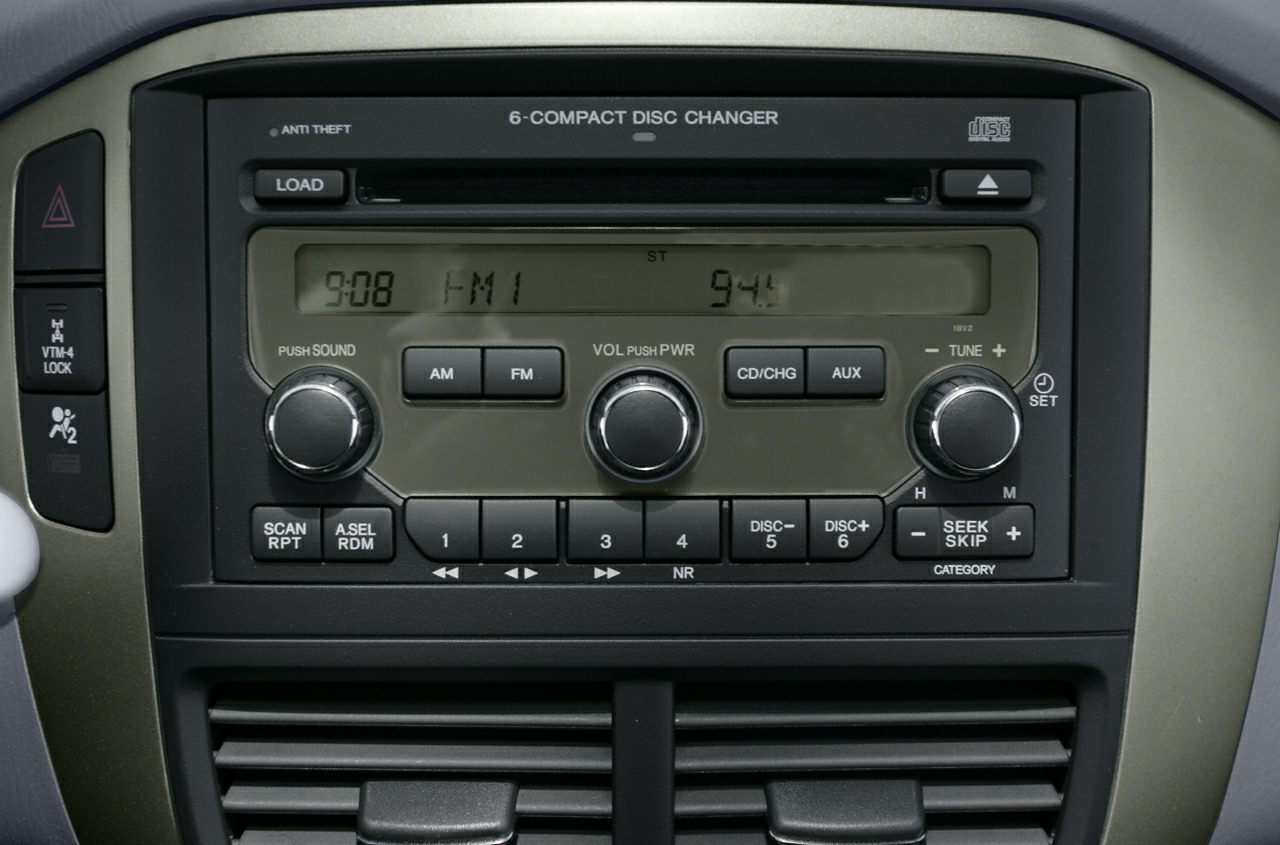 Honda Pilot 2006 facelift infotainment system with 6-CD changer and radio controls