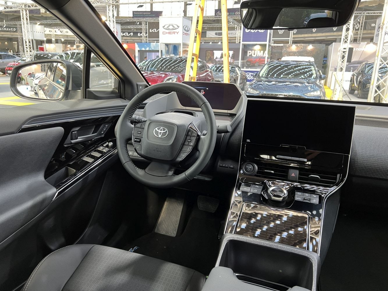 Digital dashboard, touchscreen center console, multifunction steering wheel