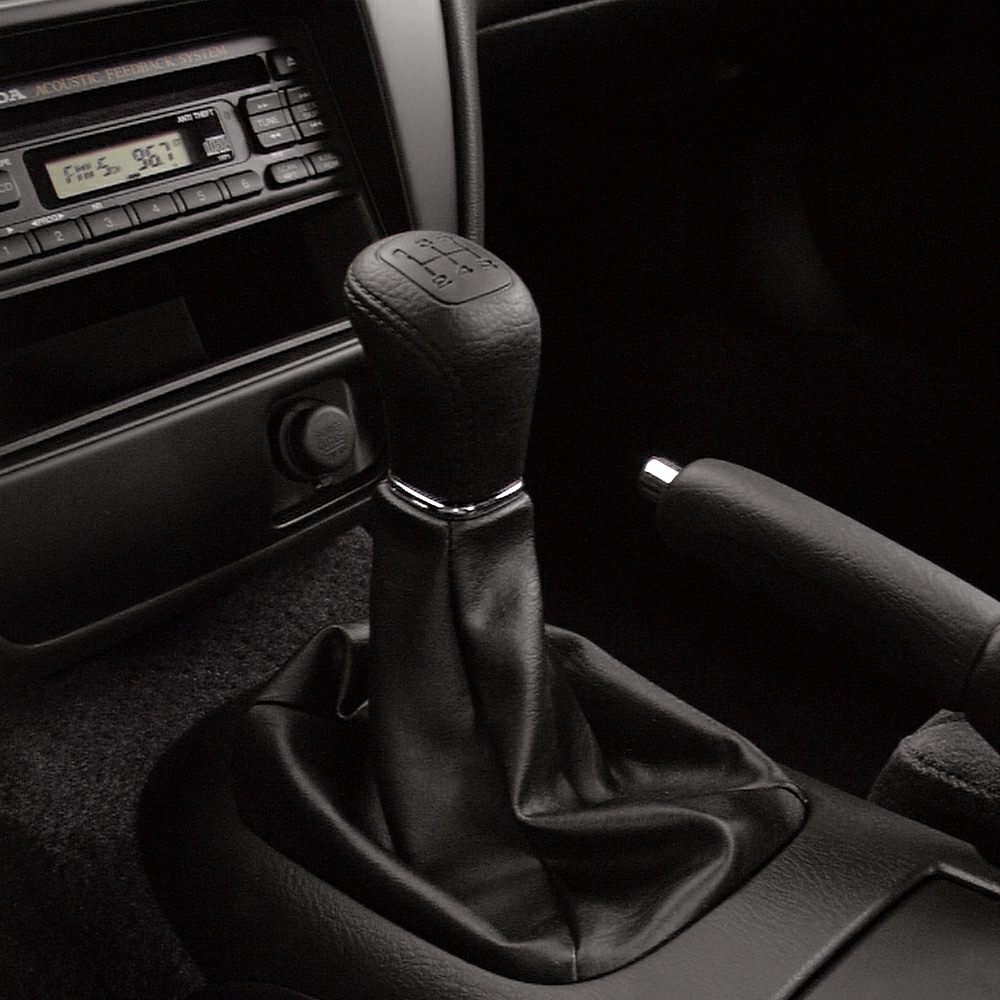 Manual 5-speed gear shifter with classic car radio interior