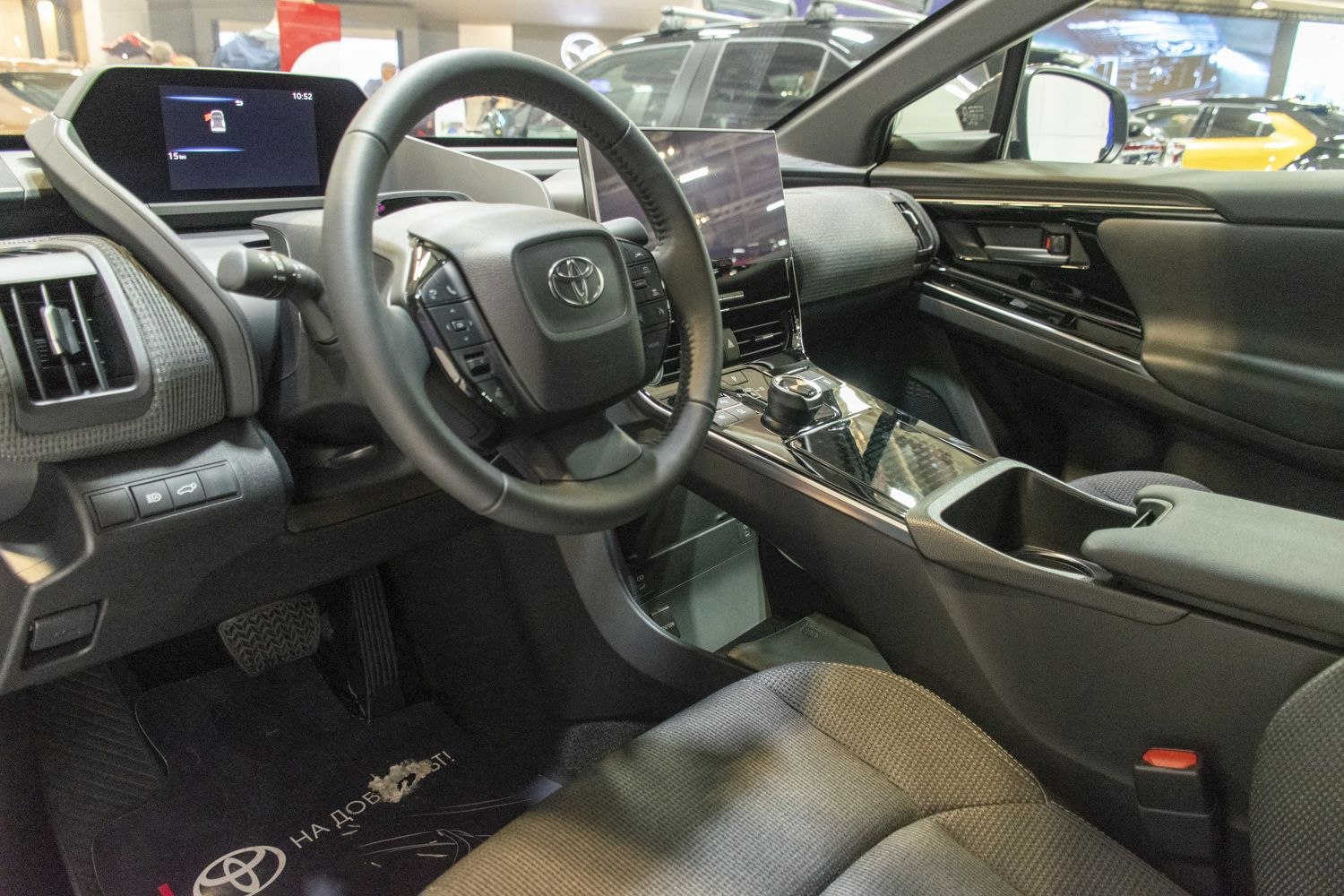 Digital dashboard, multifunction steering wheel, large touchscreen infotainment