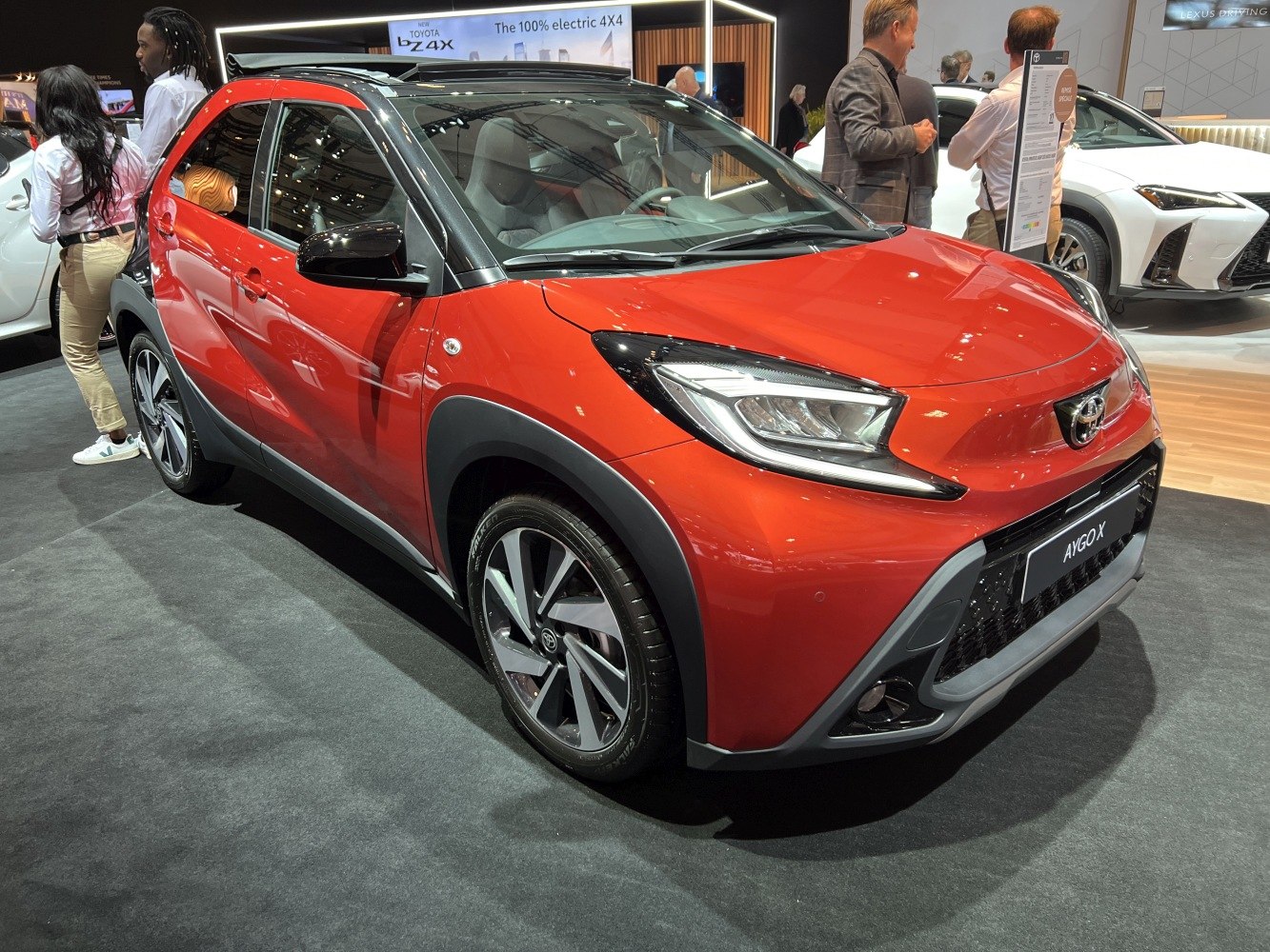 Compact crossover with LED headlights and dual-tone body