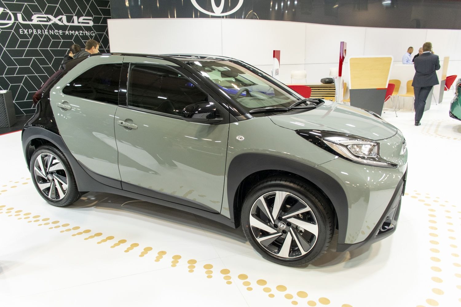 Compact crossover with two-tone paint and stylish alloy wheels