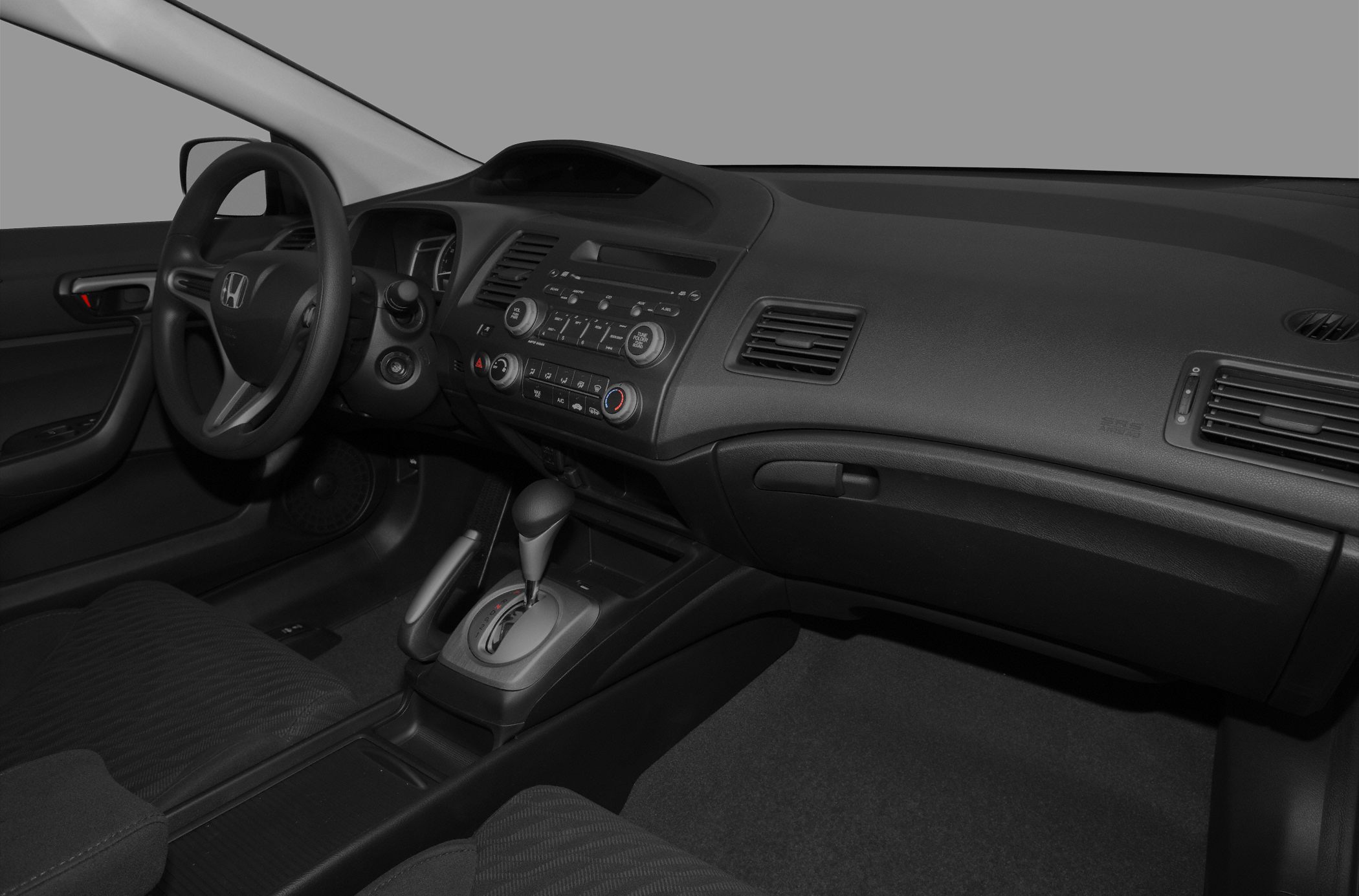 Dashboard, steering wheel, center console with automatic gear shift