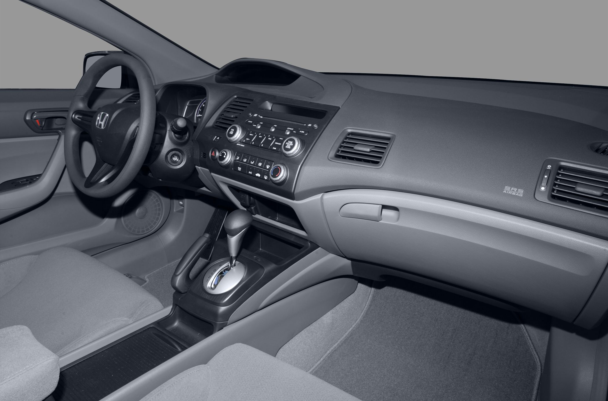 Dashboard, steering wheel and center console with gear shift