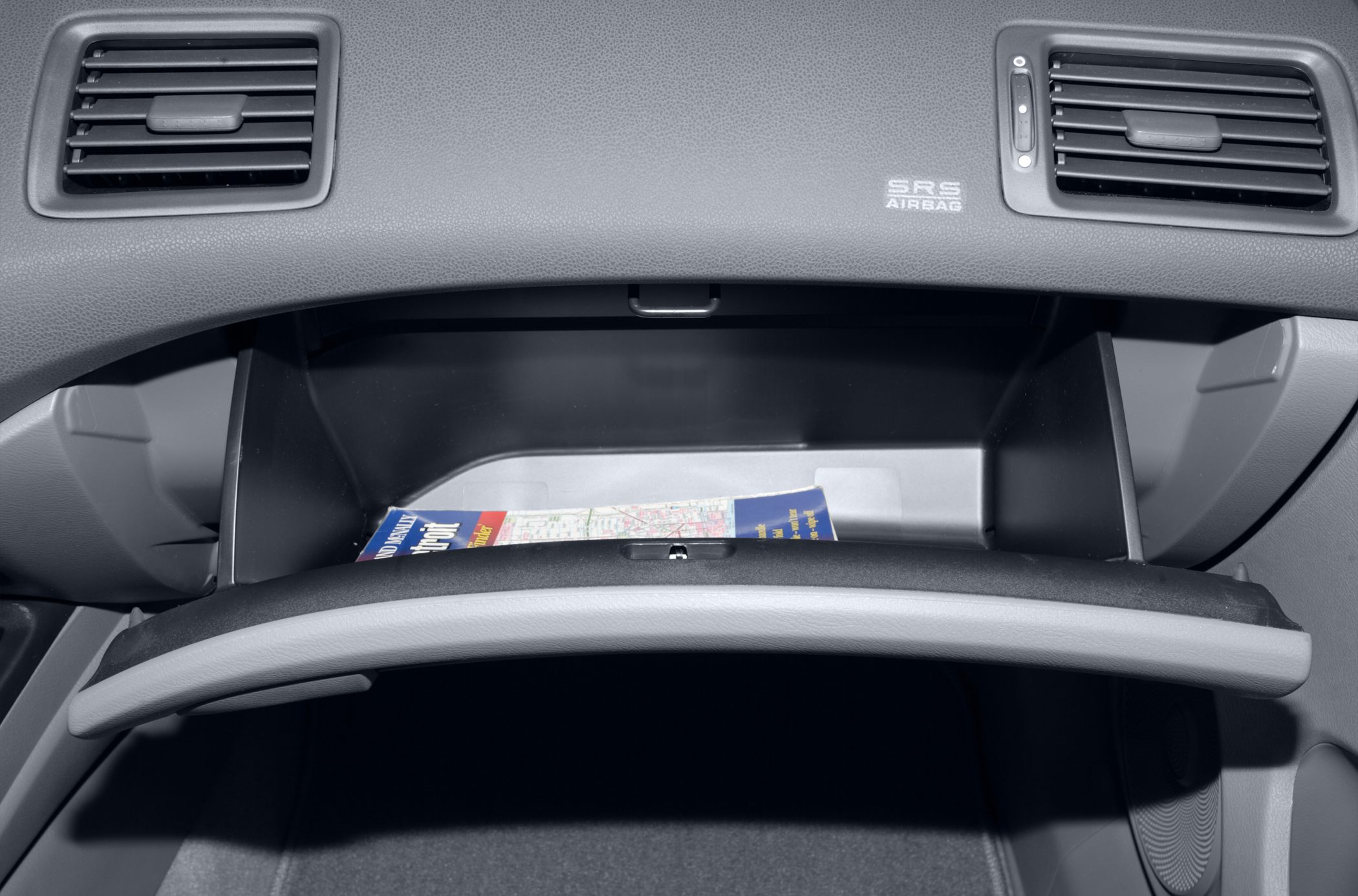 Glove box compartment and dashboard ventilation vents