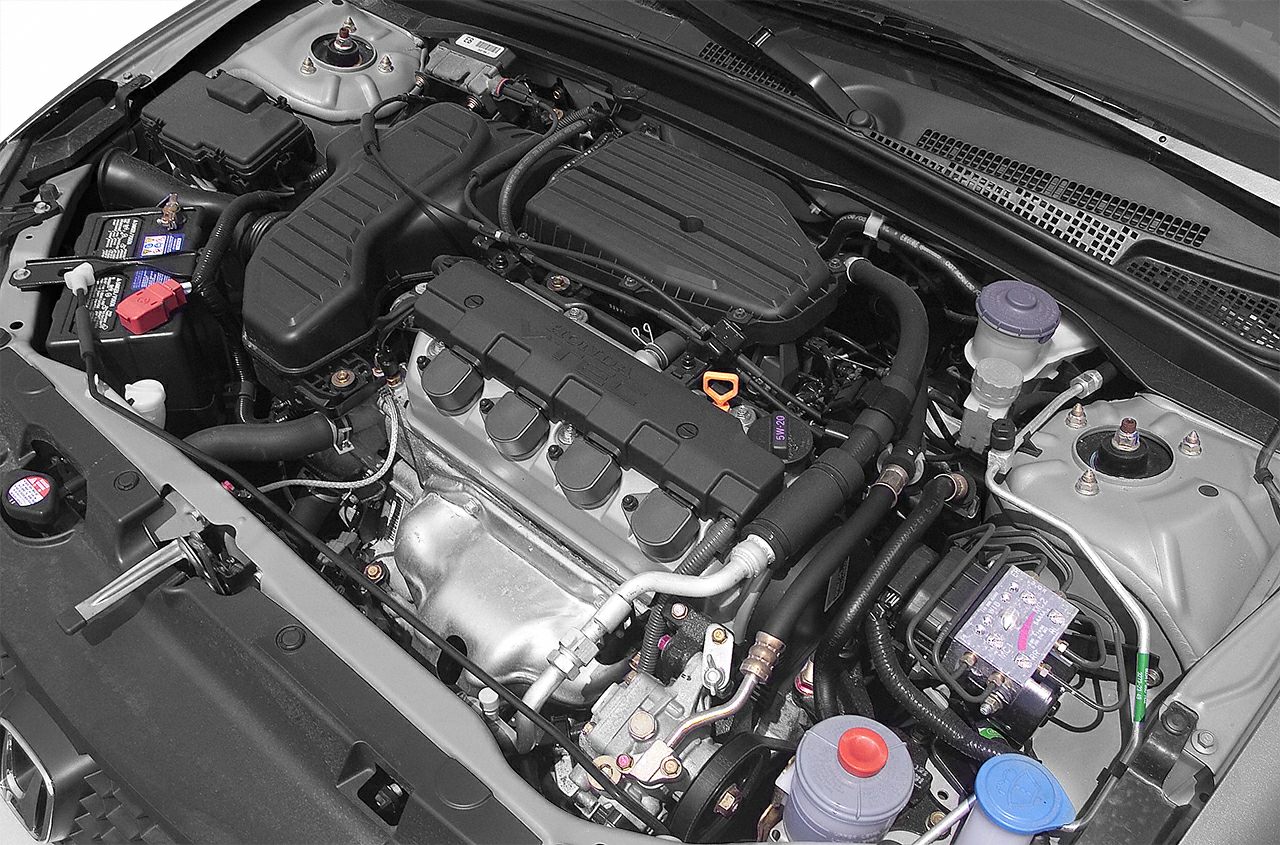 Inline 4-cylinder engine and engine bay components under hood