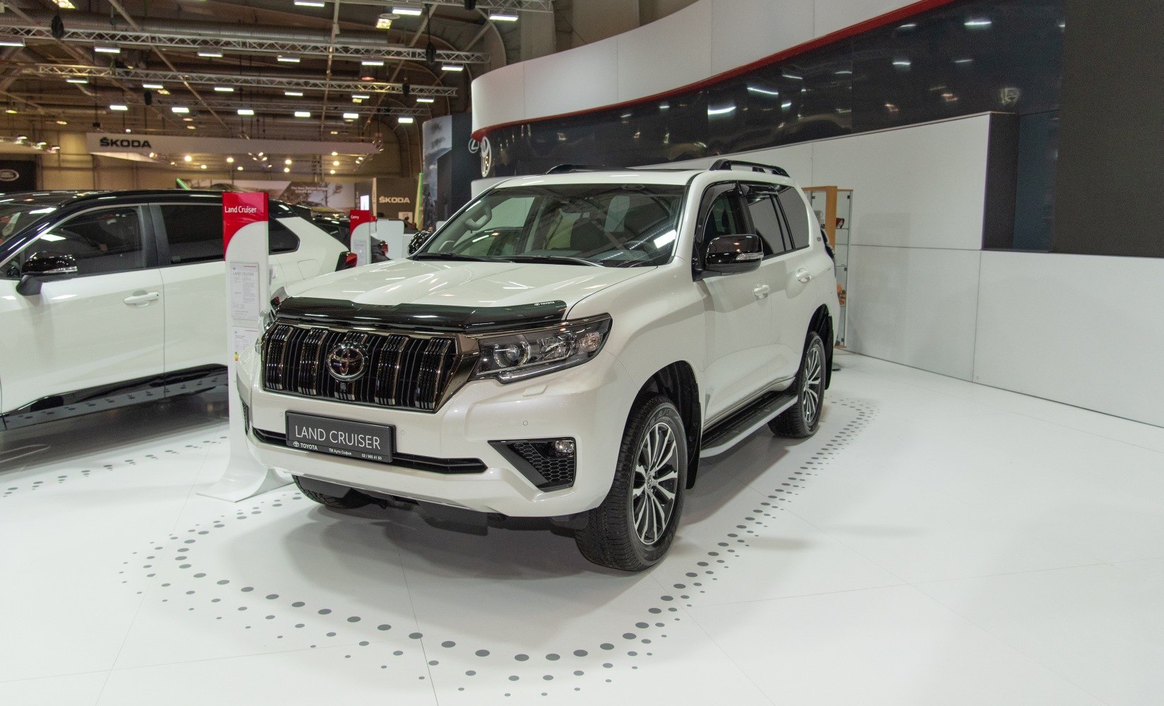 White SUV front three-quarter view with roof rails and prominent grille