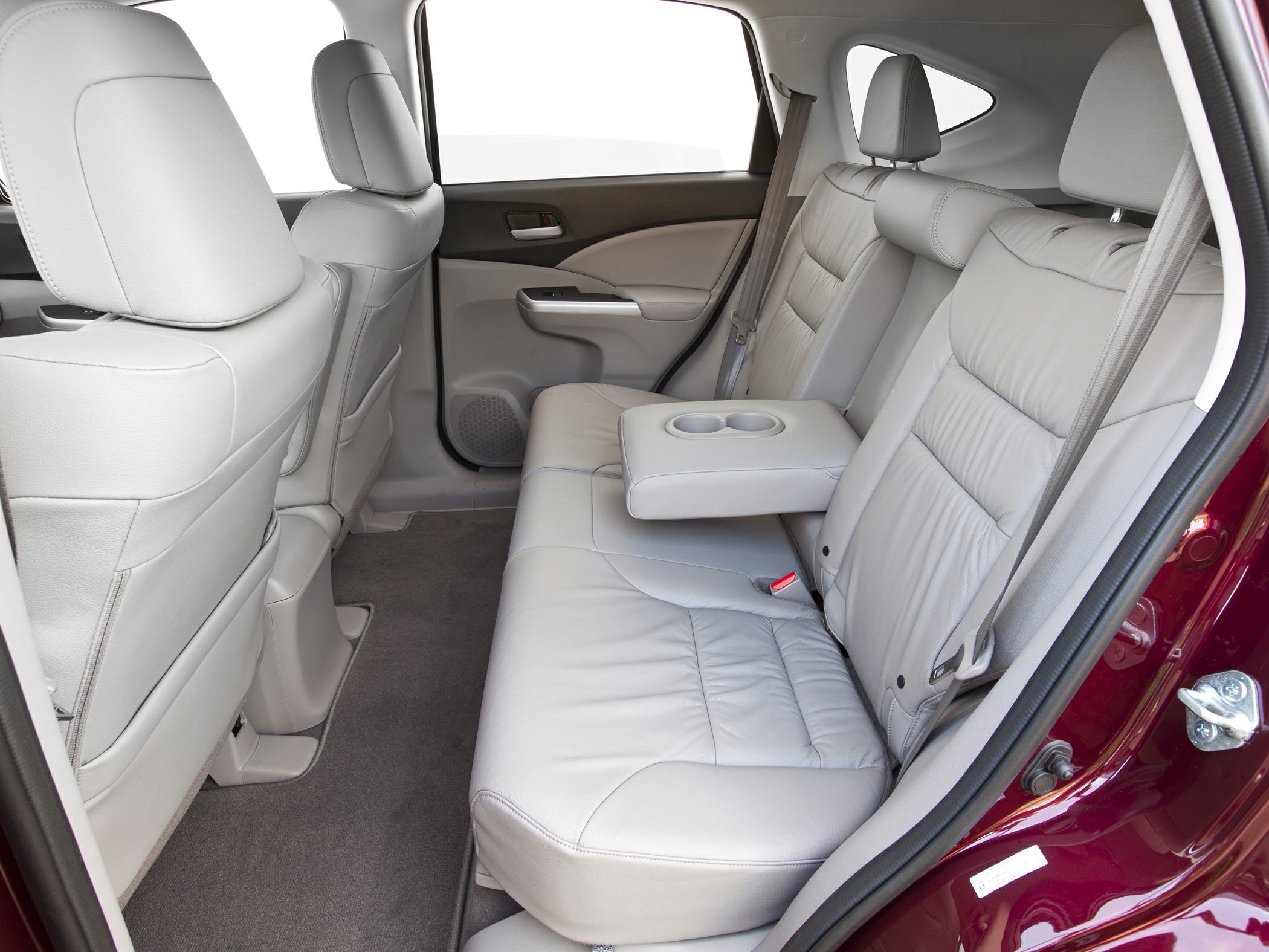 Rear passenger seats with leather upholstery and fold-down armrest with cup holders