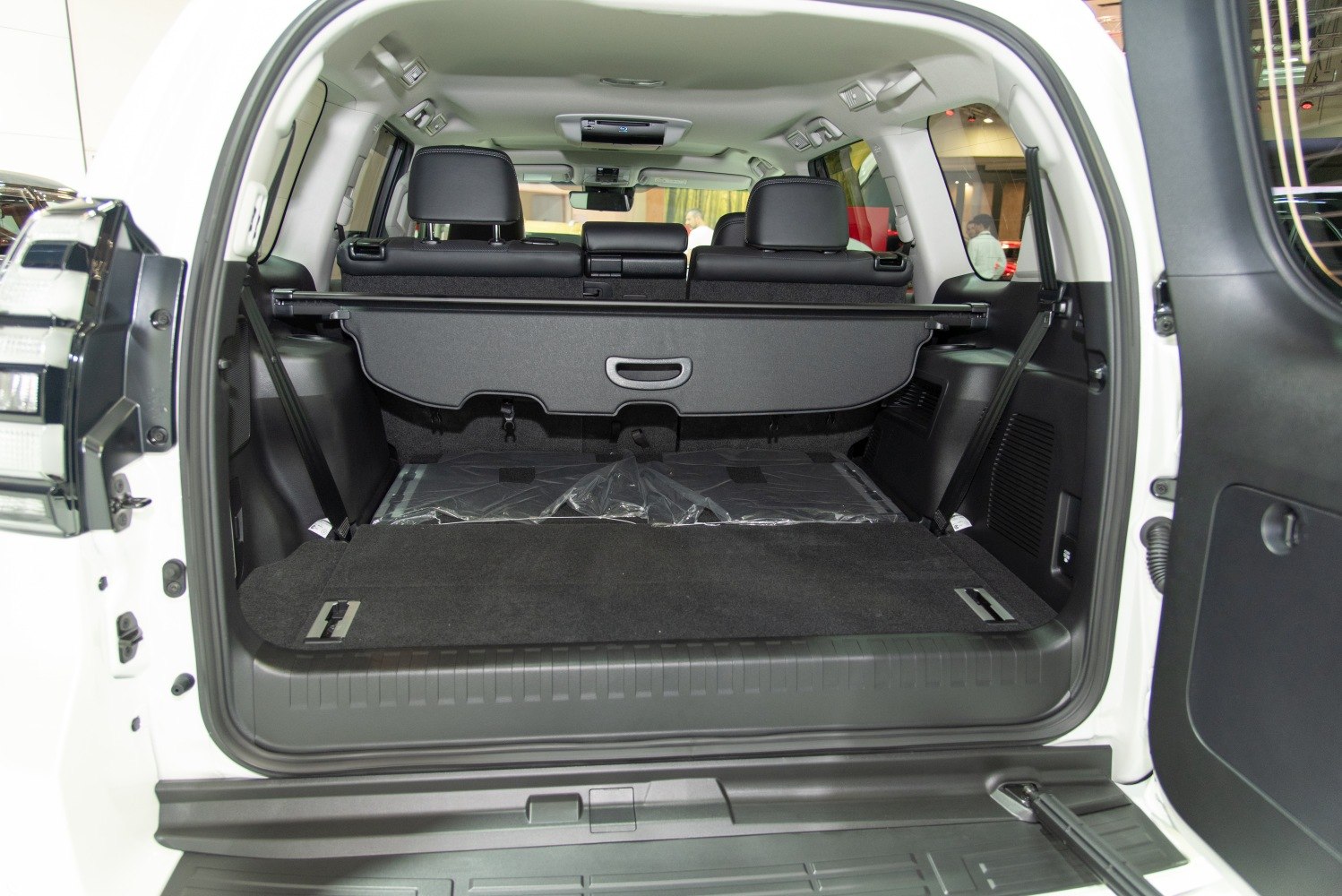 SUV rear cargo area with retractable cover and foldable seats