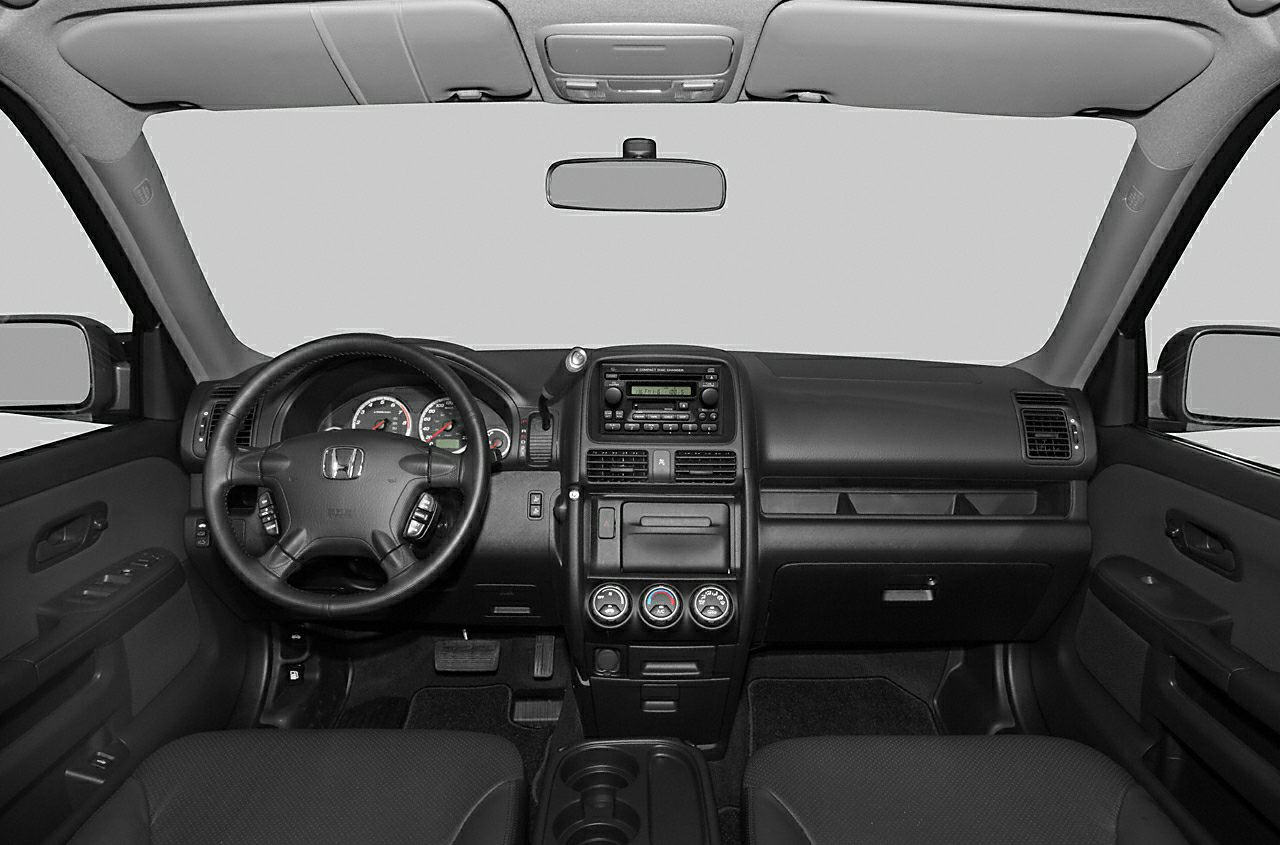 Dashboard and steering wheel of a mid-2000s SUV
