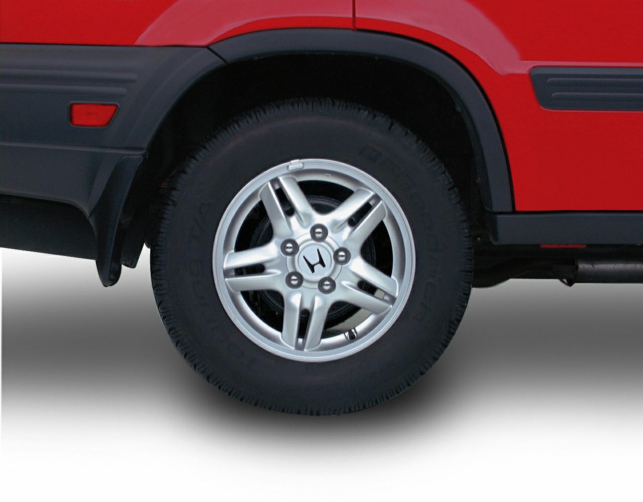 Alloy wheel and rear fender with mudguard and black trim details