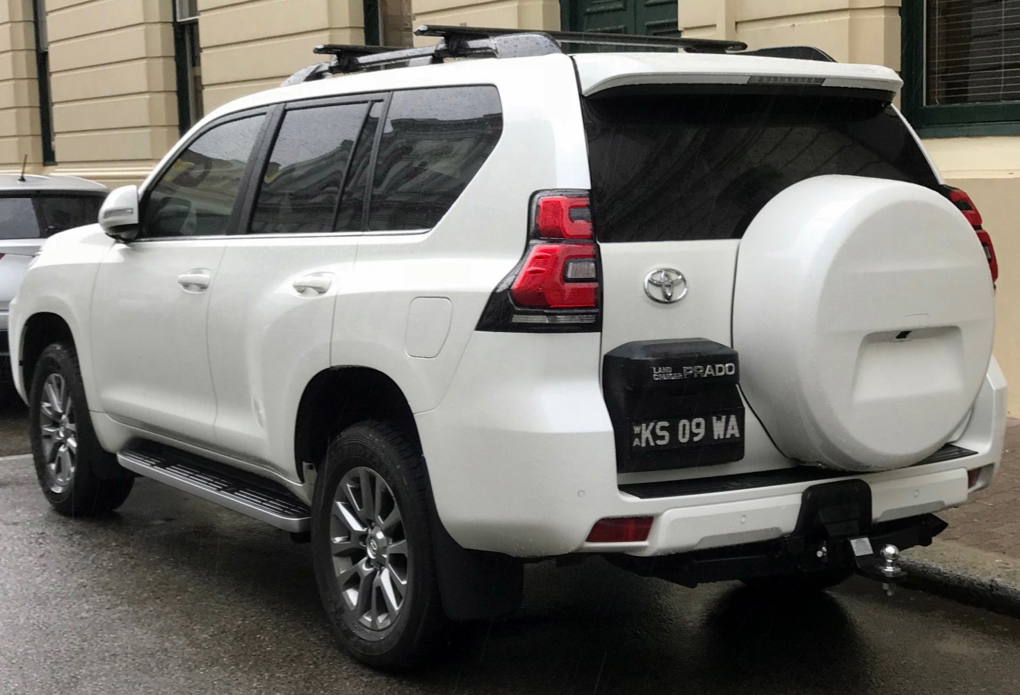 Rear side view of SUV with spare tire mounted on tailgate