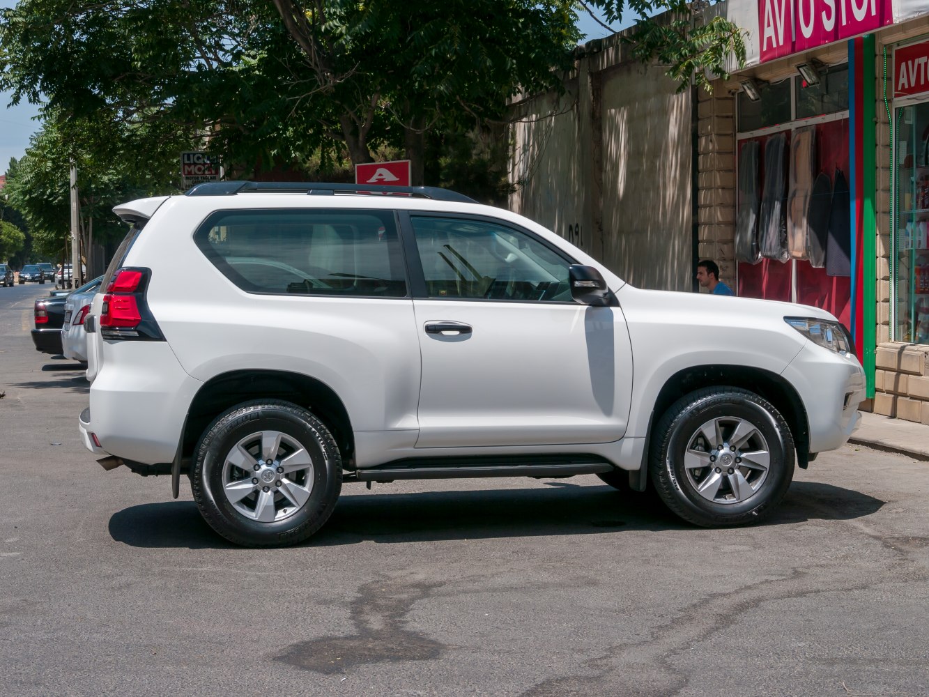 Side profile of a 3-door SUV with alloy wheels and a rugged stance