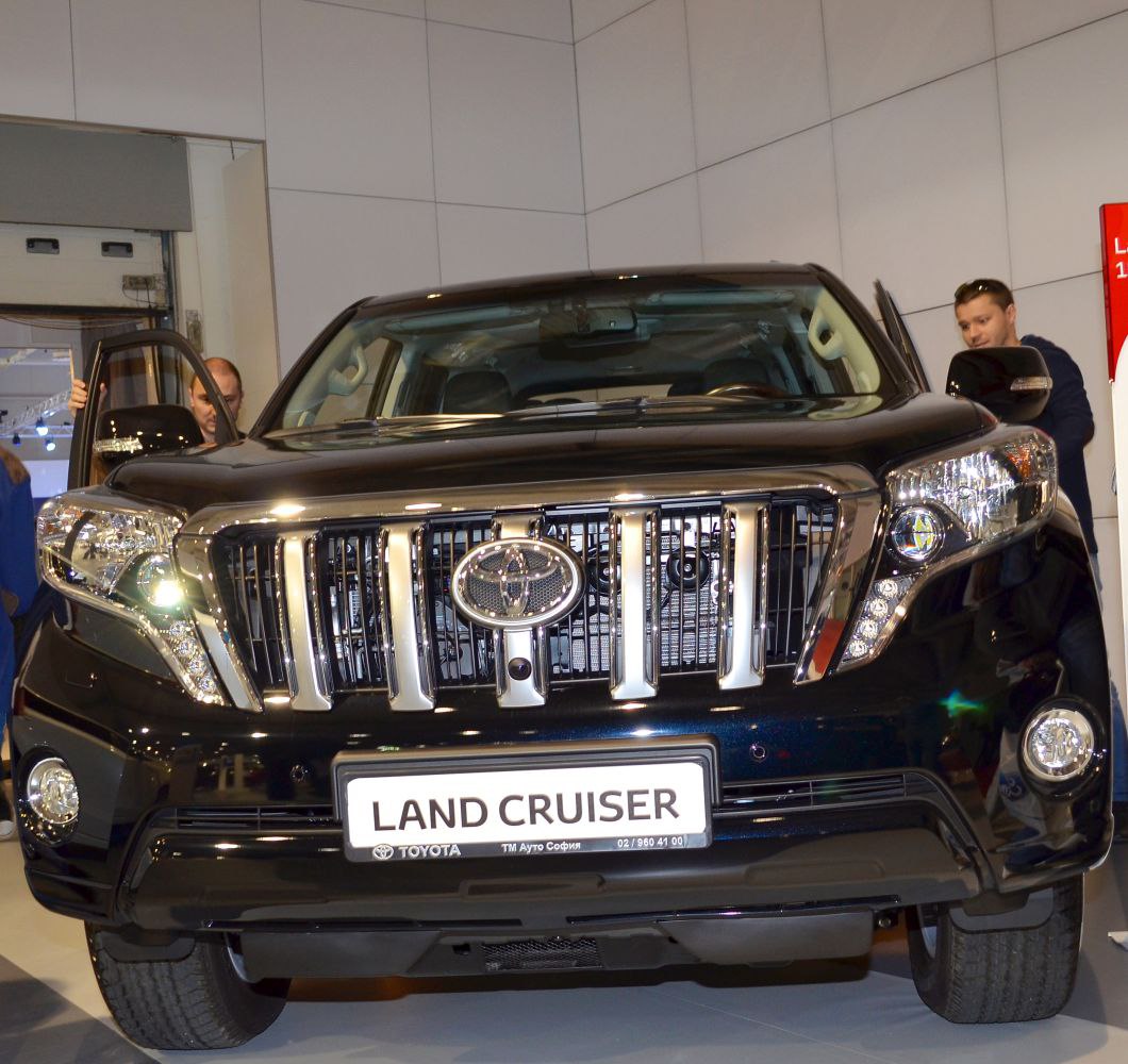 Front view with chrome grille and LED headlights