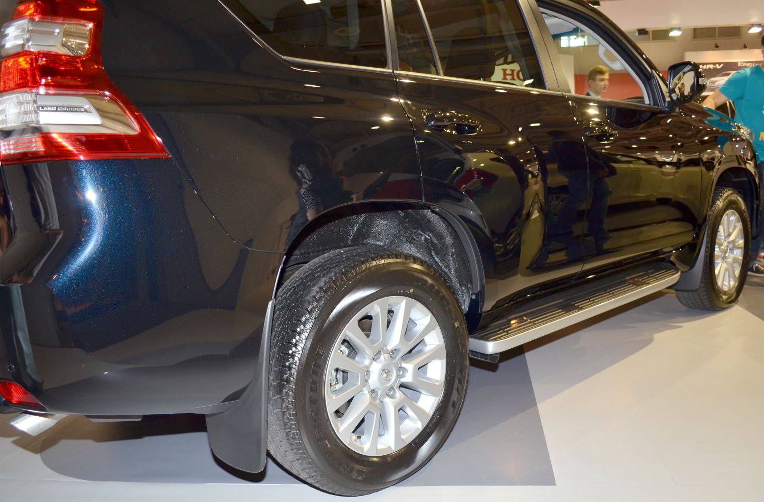 Alloy wheel and rear side of SUV with side step and mudguard