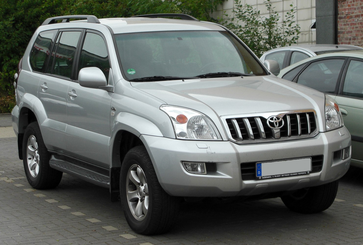 Robust SUV with large headlights and bold grille design
