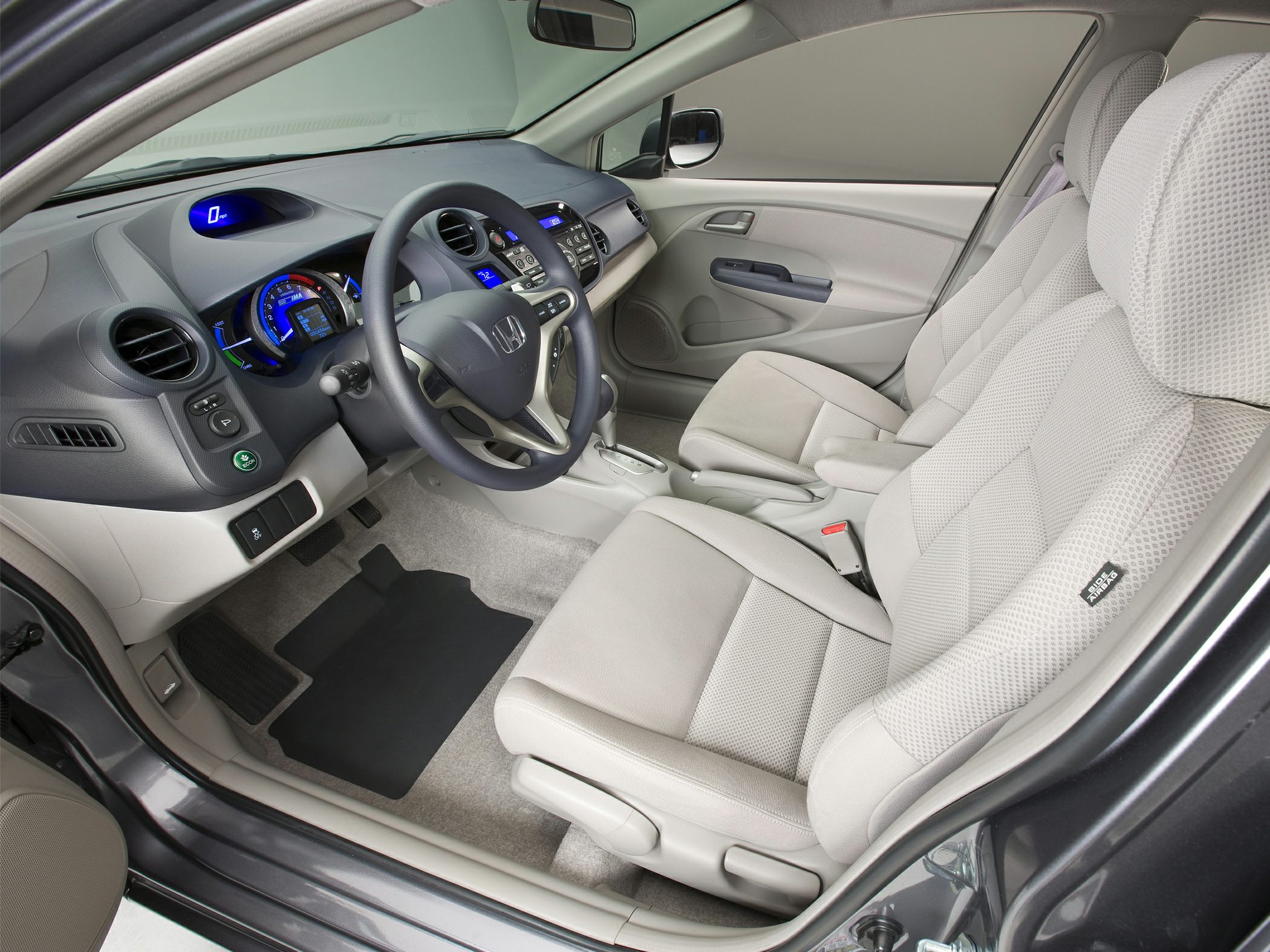 Digital dashboard, steering wheel controls, front seats in light upholstery