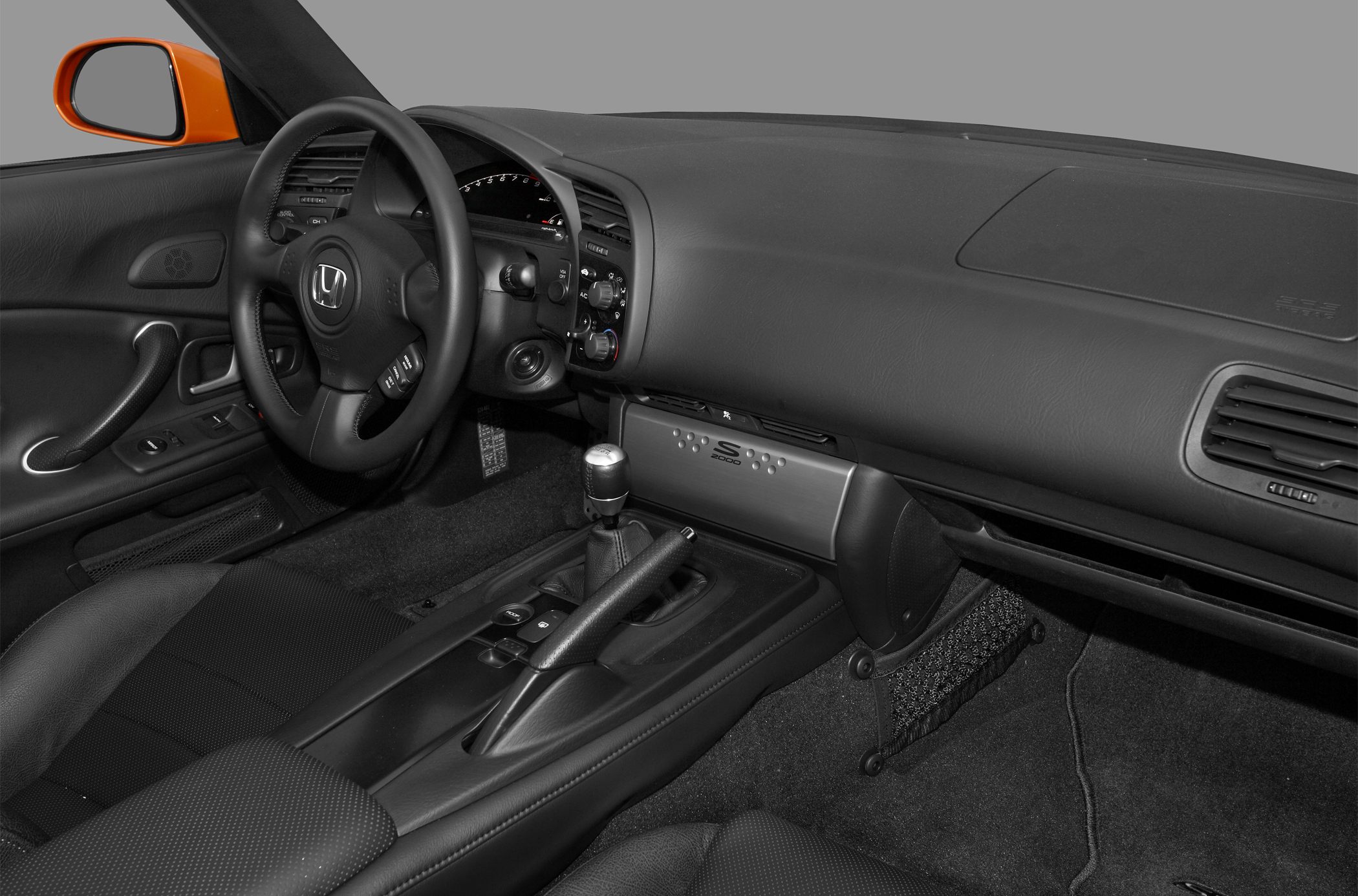 Dashboard, steering wheel, manual gear shifter