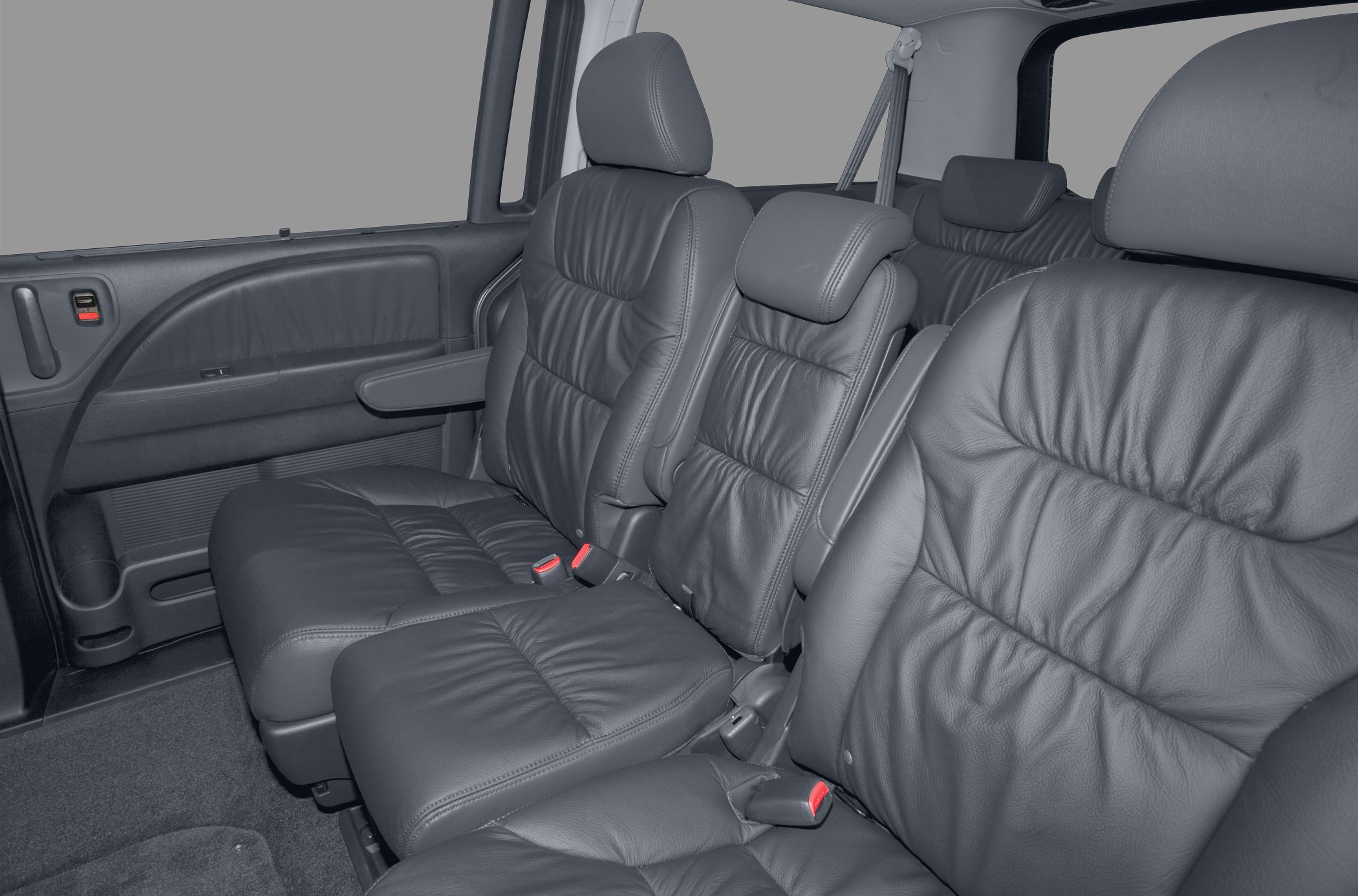 Leather rear seats with armrest and headrests