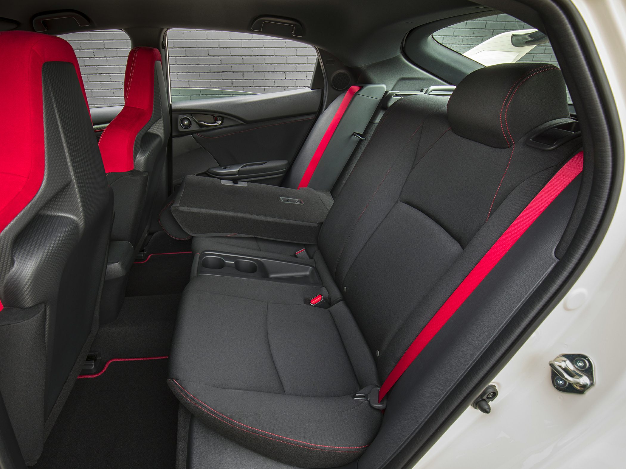 Rear seats with red seatbelts and sporty front bucket seats