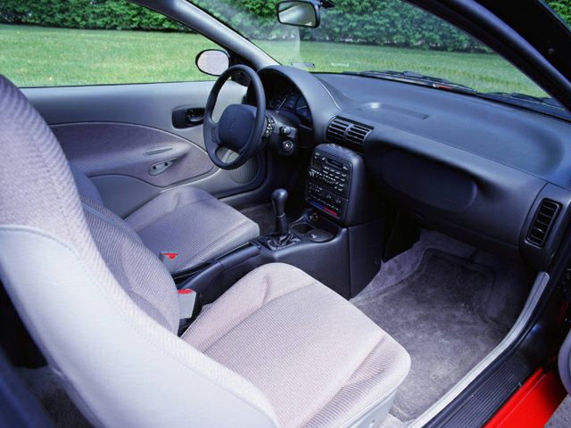 Dashboard, steering wheel, manual shifter, cloth seats