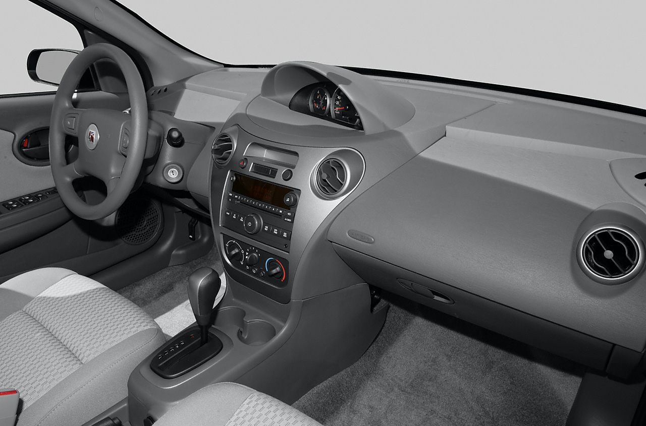 Dashboard, steering wheel, center console with automatic shifter