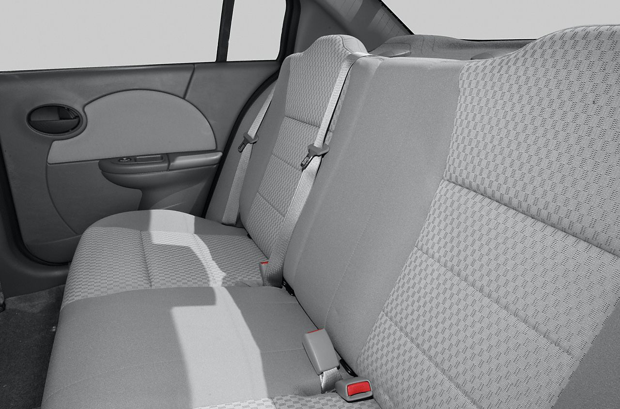 Fabric rear seats with three-point seat belts and door panel design