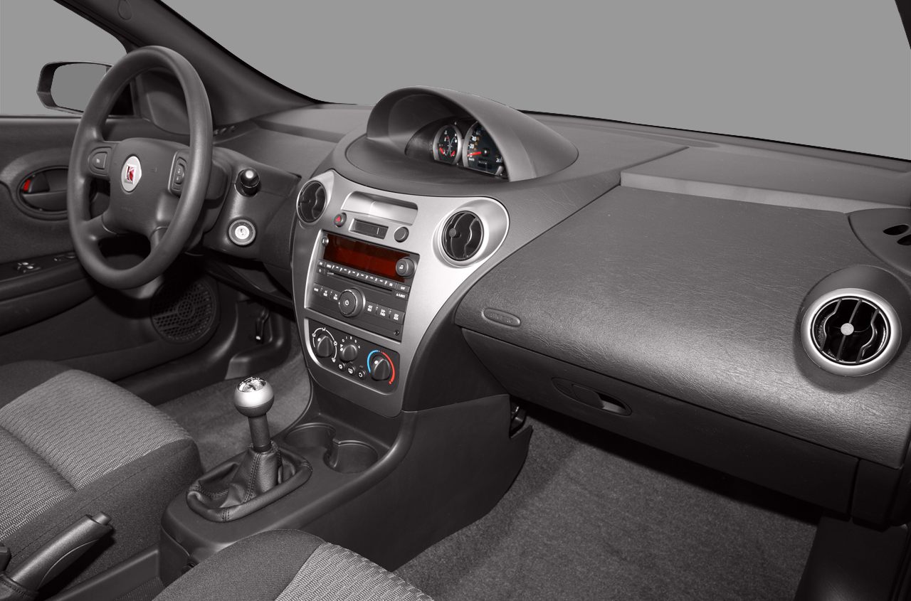 Dashboard and manual gear shift of a vehicle interior