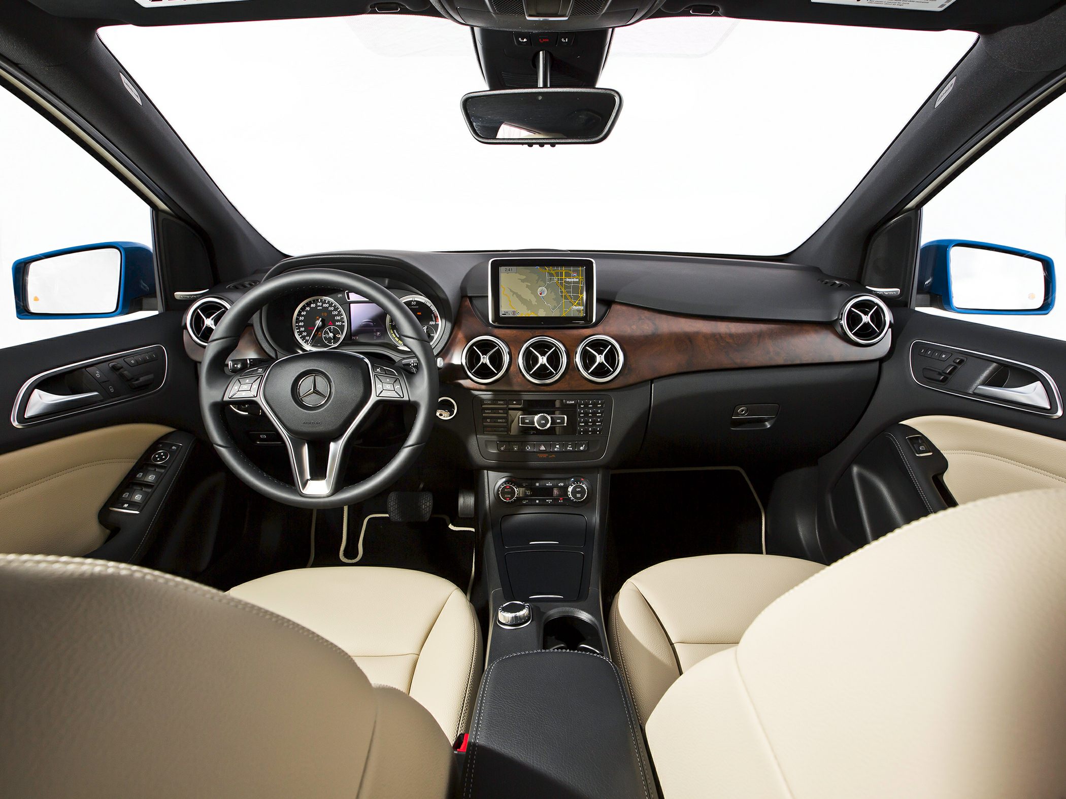 Steering wheel, dashboard, navigation screen, air vents, beige leather seats