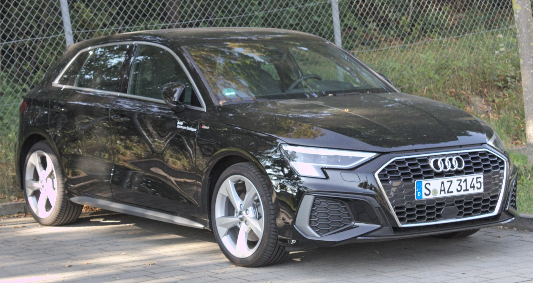 Front and side profile with honeycomb grille and alloy wheels
