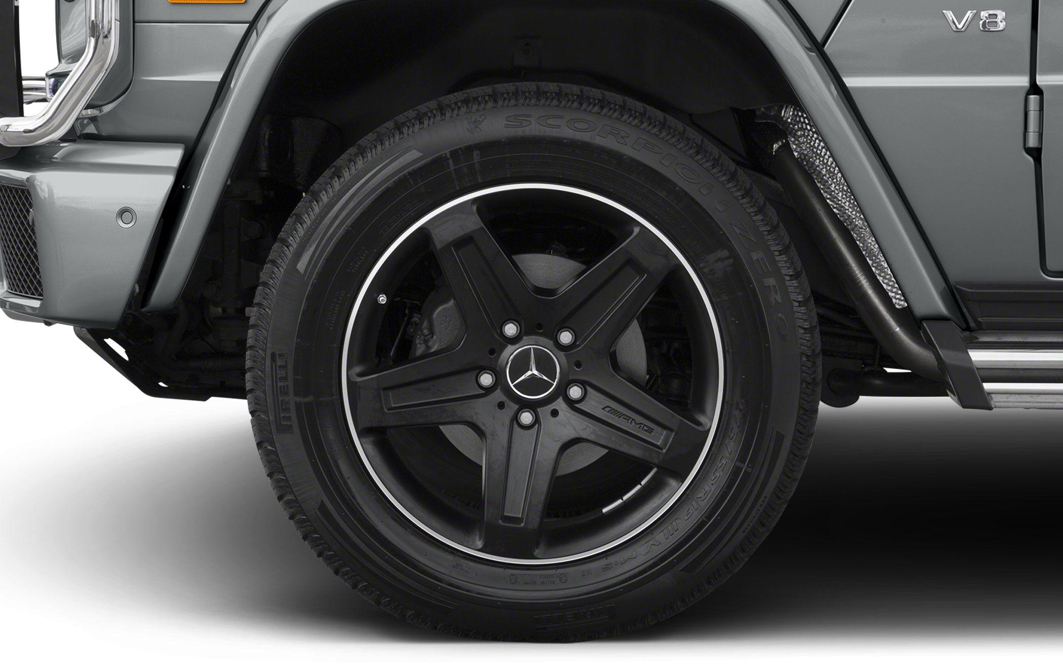 AMG 5-spoke black wheel and V8 badge on front fender