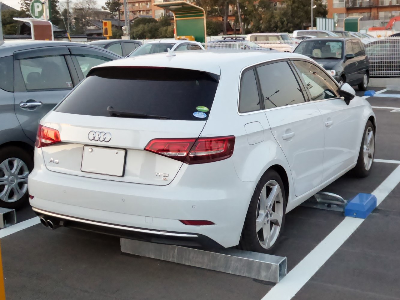Rear design and dual exhaust of a facelifted sportback hatchback