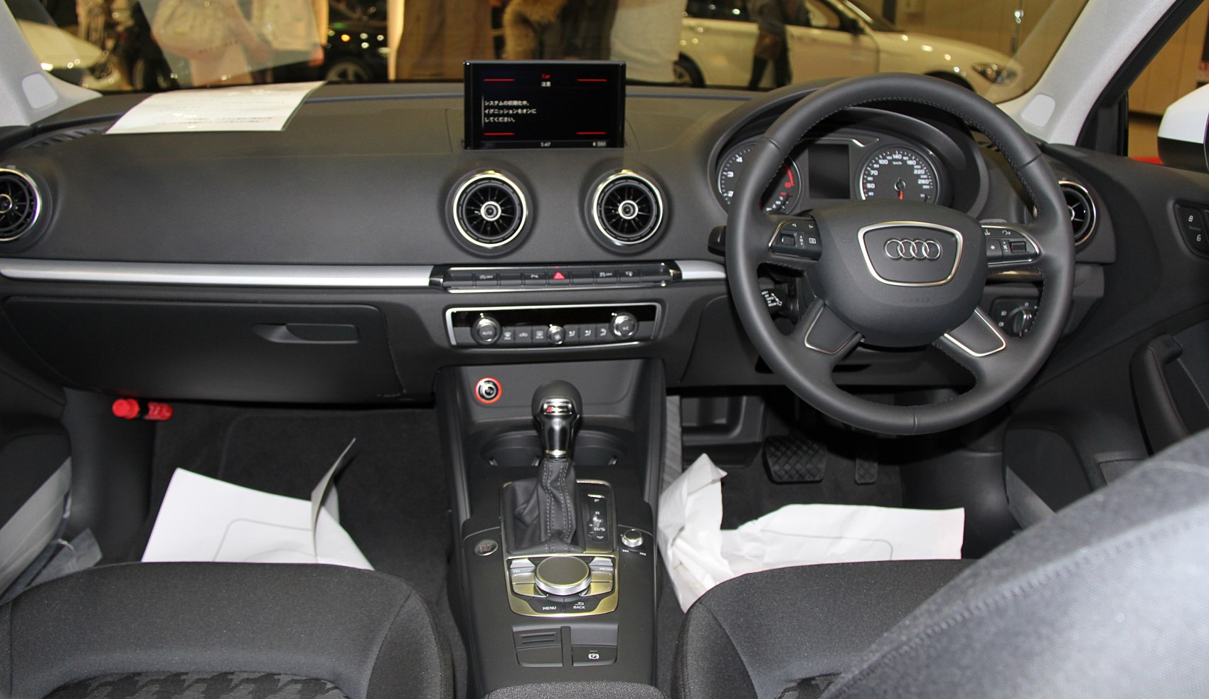Dashboard, steering wheel, central console